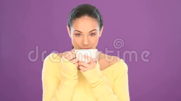 微笑的女人喝茶视频的预览图