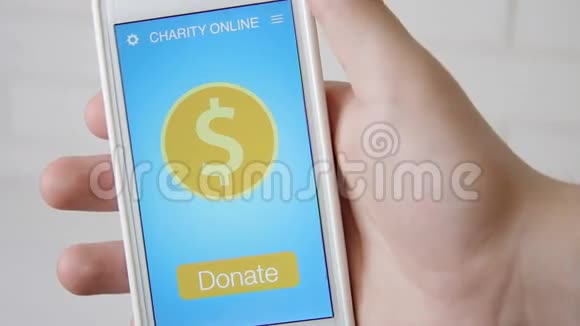 利用智能手机上的慈善应用在网上捐款的人视频的预览图