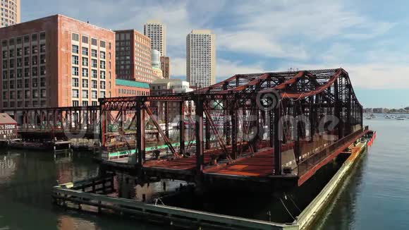 穿过波士顿港的老北桥视频的预览图