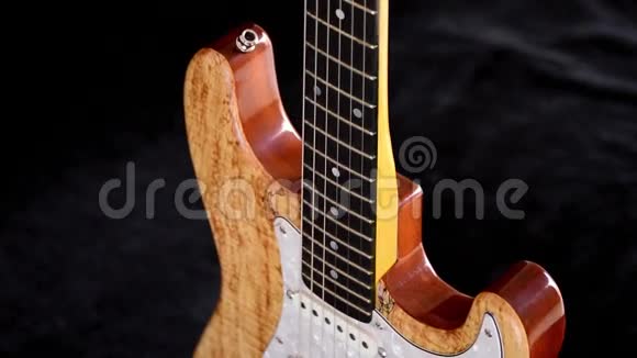 电吉他陀螺的身体和指板视频的预览图