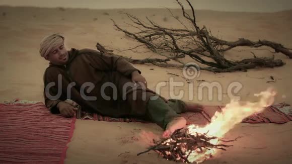 在撒哈拉沙漠露营的男人视频的预览图