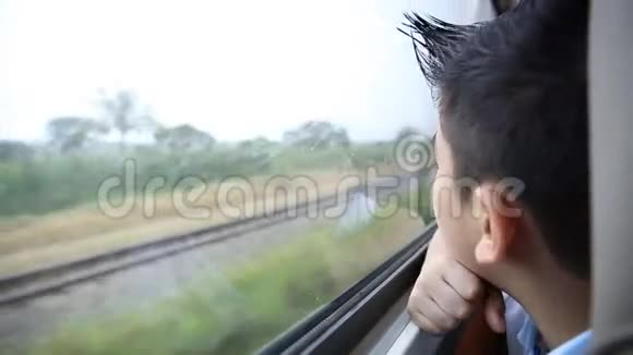 在火车上合上亚洲小孩在视野中微笑视频的预览图