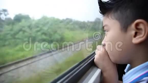 在火车上合上亚洲小孩在视野中微笑视频的预览图