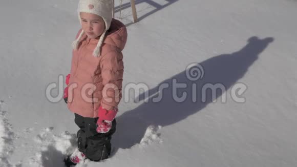 美丽的小女孩做雪天使视频的预览图