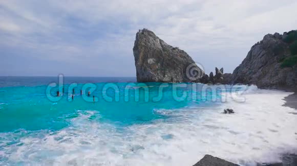 海岸波浪在卵石滩上翻滚视频的预览图