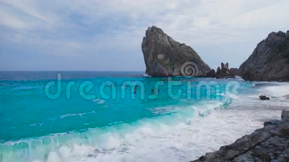 海岸波浪在卵石滩上翻滚视频的预览图