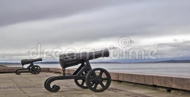 古色古香的大炮放在码头上视频的预览图