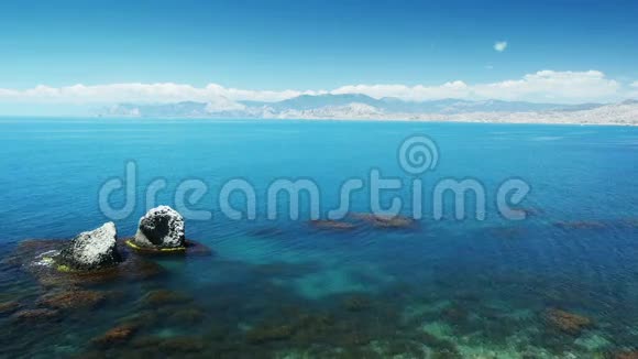 美丽的风景和透明的蓝色海洋的岩石视频的预览图