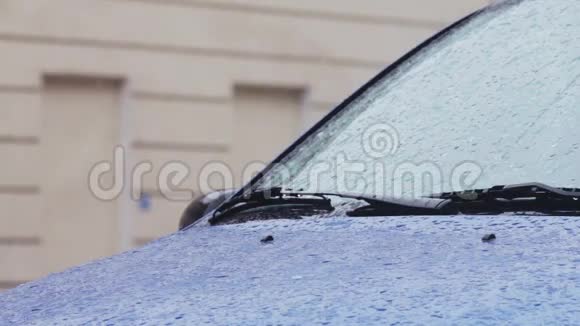 汽车挡风玻璃和车身上的雨滴和雪花视频的预览图
