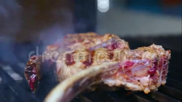 新鲜羊排用木炭烤肉在烤架上煮熟烧羊肉的过程视频的预览图