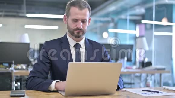 办公桌手提电脑的年轻商人视频的预览图