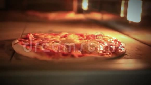 传统烤箱烤披萨快关门高清高清视频的预览图