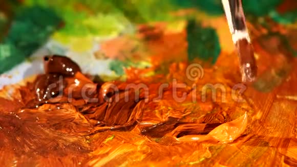 油漆混合棕色和橙色油画视频的预览图