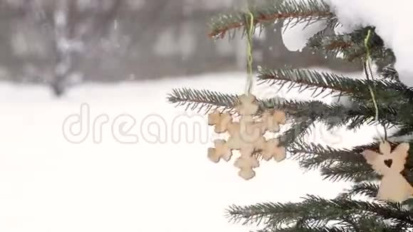 雪花状的漂亮木制玩具视频的预览图