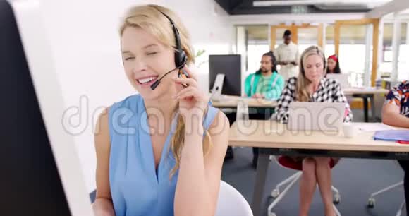 呼叫中心工作人员在现代化办公室工作视频的预览图
