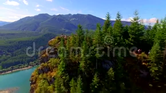 一个蓝色的湖旁的山崖视频的预览图