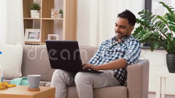 家庭清洁后携带手提电脑的男子视频的预览图