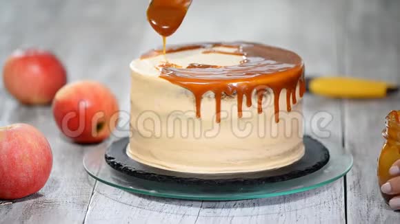 美味的苹果蛋糕用自制焦糖酱装饰视频的预览图