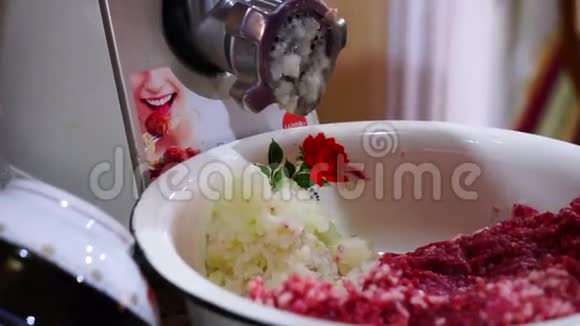 女人切牛肉和蔬菜磨床视频的预览图