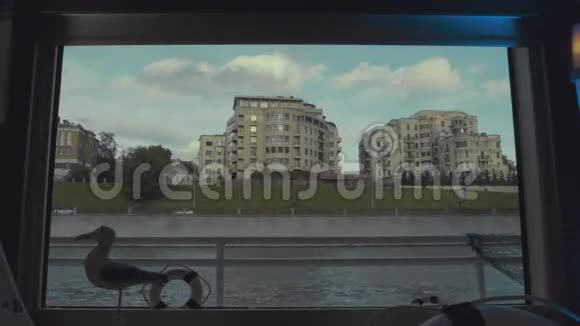 在莫斯科河上航行的船上的景色视频的预览图