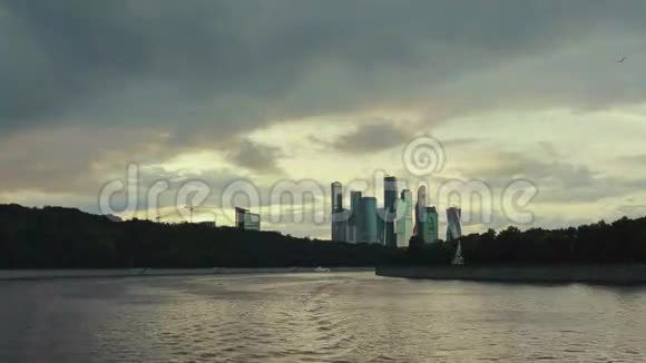 在莫斯科河上航行的船上的景色视频的预览图
