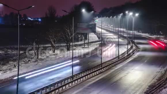 夜间交通迅速冬季道路概念冰雪清除危险和行动安全街道视频的预览图