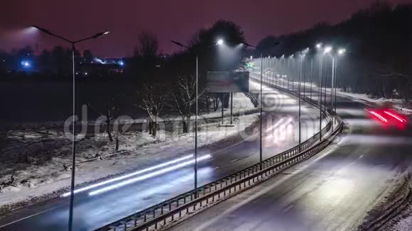 夜间交通迅速冬季道路概念冰雪清除危险和行动安全街道视频的预览图
