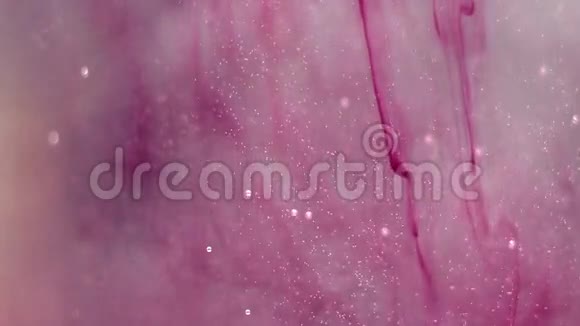 水中紫色油漆颗粒视频的预览图