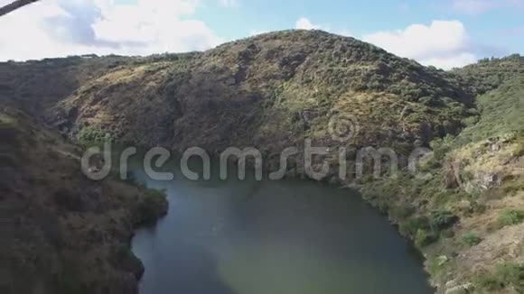 西班牙萨莫拉峡谷上空铁桥的鸟瞰图视频的预览图