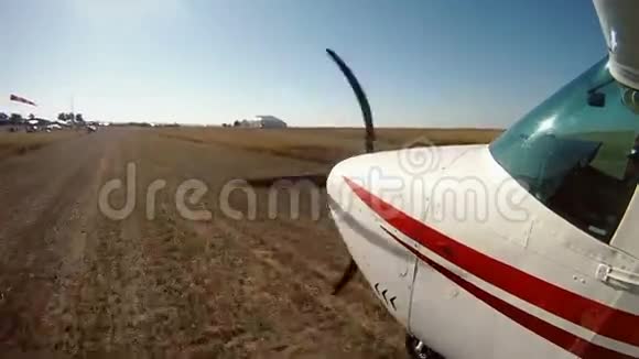 私人飞机在跑道上从飞机机翼上看视频的预览图