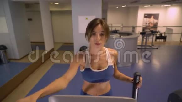 健身房里的女士健身器材视频的预览图
