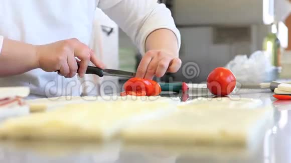 双手切番茄做三明治视频的预览图