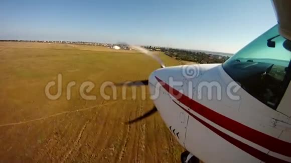 私人飞机降落从飞机机翼上看视频的预览图
