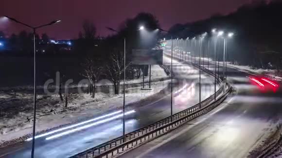 夜间交通迅速冬季道路概念冰雪清除危险和行动安全街道视频的预览图