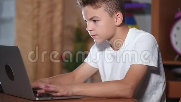 在电脑上工作的少年视频的预览图