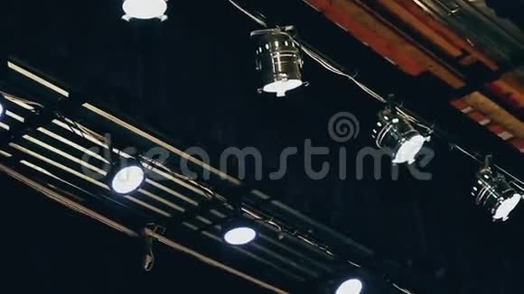 剧院天花板音乐会灯光照明视频的预览图