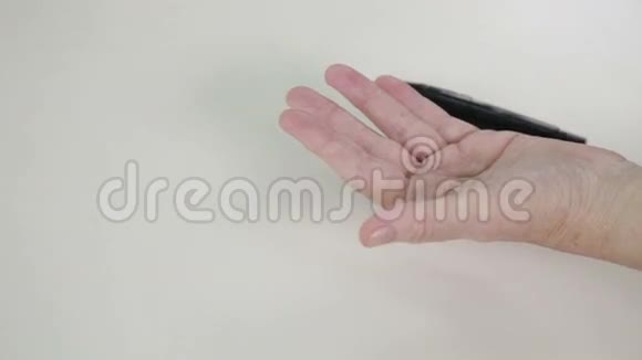 胰岛素测试中的双手刺指视频的预览图