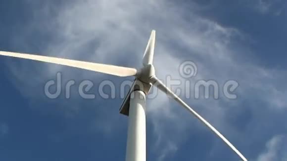 风轮机在蓝天和云上旋转视频的预览图