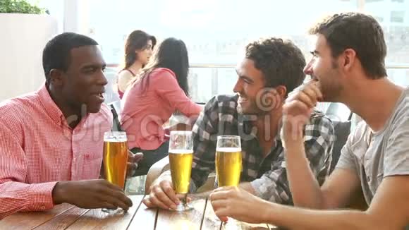 三位男性朋友在室外屋顶酒吧畅饮视频的预览图