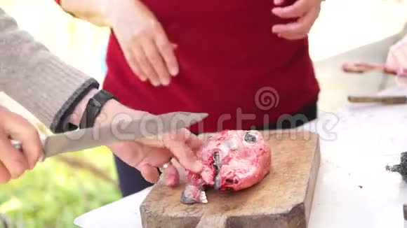 生羊肉用刀切视频的预览图