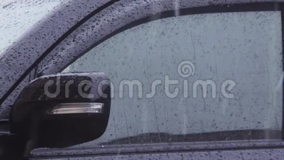 水滴在汽车挡风玻璃上形成视频的预览图