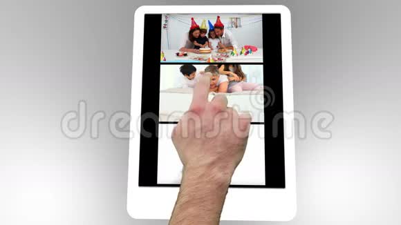 平板电脑被用来看两部家庭短片而不滚动视频的预览图