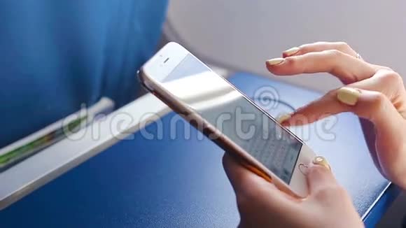 女人在手机上发短信飞机内部的特写显示视频的预览图