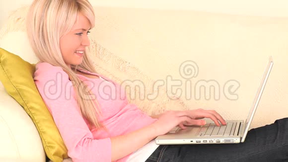 可爱的金发女人在笔记本电脑上聊天视频的预览图