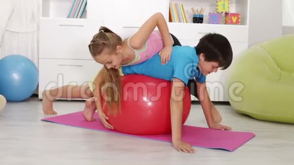 体操后的男孩和女孩玩得很开心视频的预览图