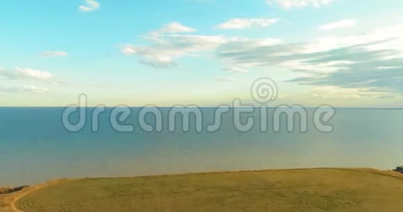 日落和海面上空云层的高空超移时间推移无人驾驶飞机在海洋银行附近飞行高速水平视频的预览图