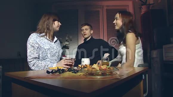 男孩和两个女孩正在喝茶视频的预览图