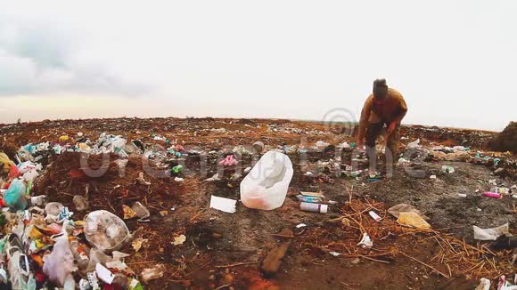 在垃圾填埋场无家可归的人在垃圾中寻找食物社会概念问题视频的预览图