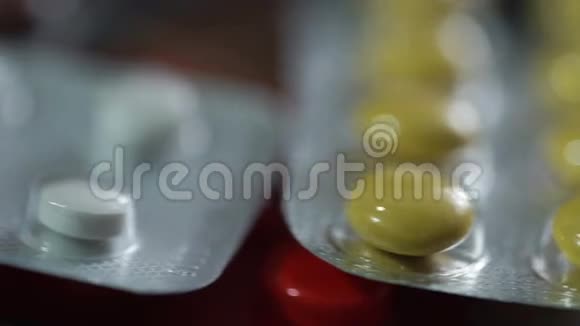 药片和药片的包装在桌子上视频的预览图