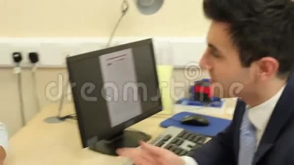 医生在平板电脑上显示女性病人的结果视频的预览图